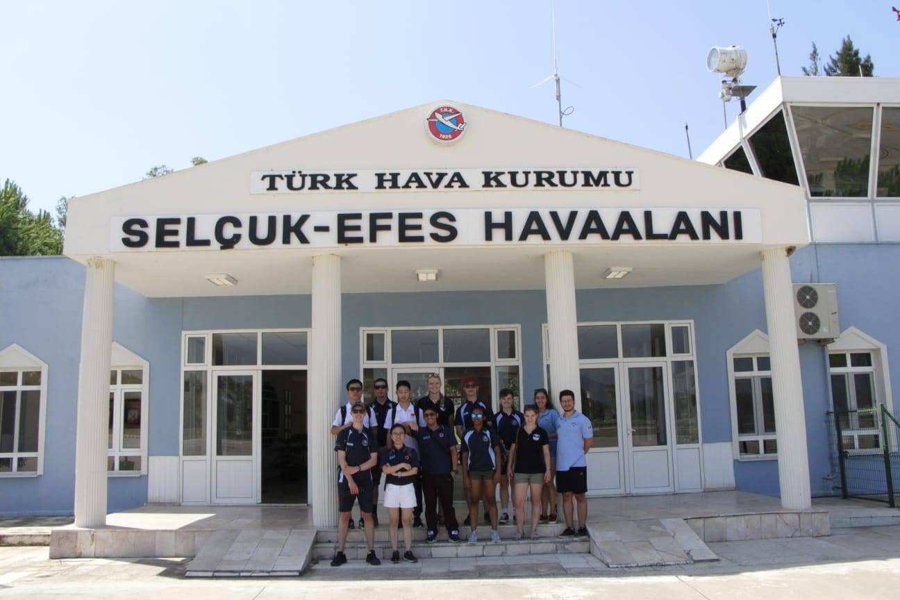 IACE katılımcıları Selçuk-Efes Havaalanı önünde